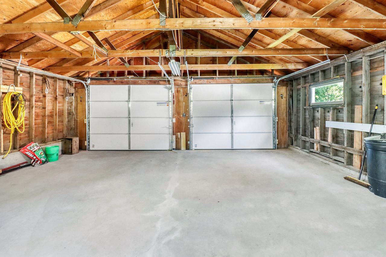 Garage_interior1_1-1280.JPG
