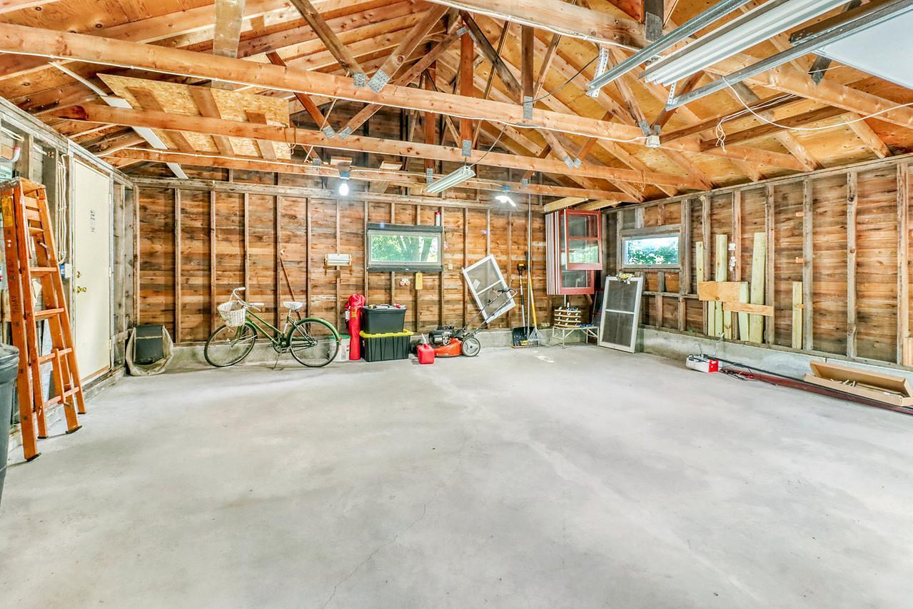 Garage_interior1_2-1280.JPG