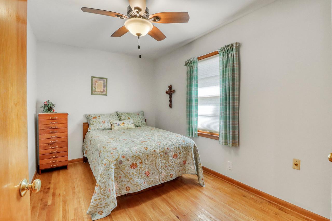 Bedroom1_0-1280.JPG