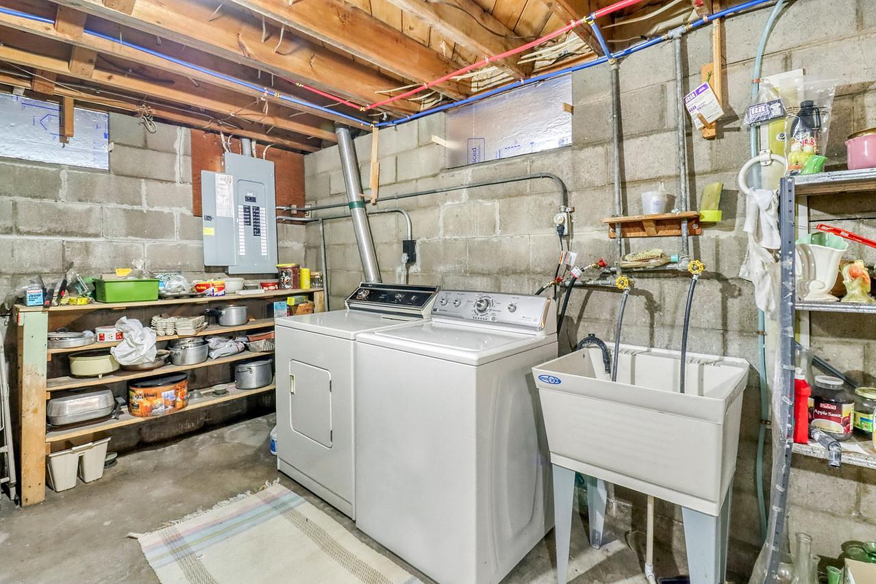 Basement Laundry1_0-1280.JPG