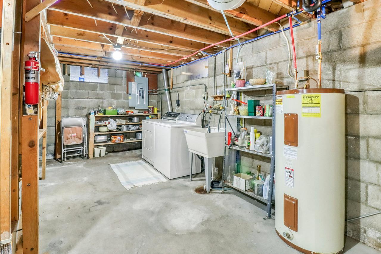 Basement Laundry1_1-1280.JPG