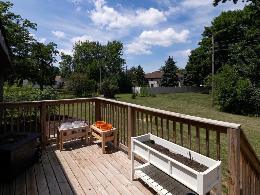 Room to grill, dine & garden on the spacious backyard deck