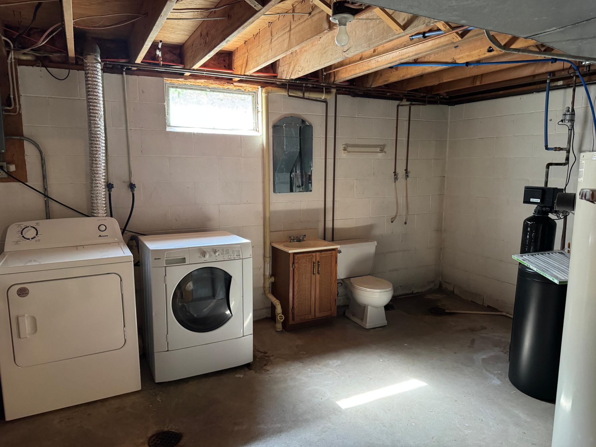 Laundry 1/2 Bath
