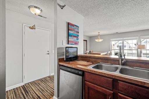 6020 Chasewood Parkway, 203, Hopkins, MN 55343