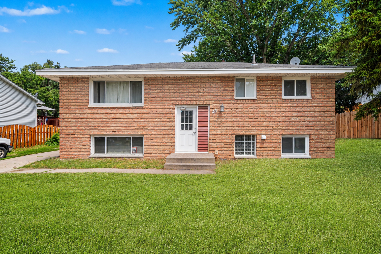 Up/down duplex in great location close to major highways