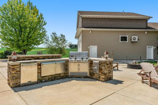 Outdoor Patio w/ Kitchen & Fire Pit