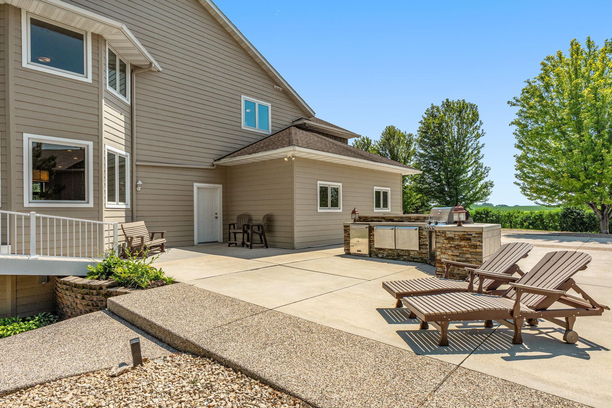 Outdoor Patio w/ Kitchen & Fire Pit