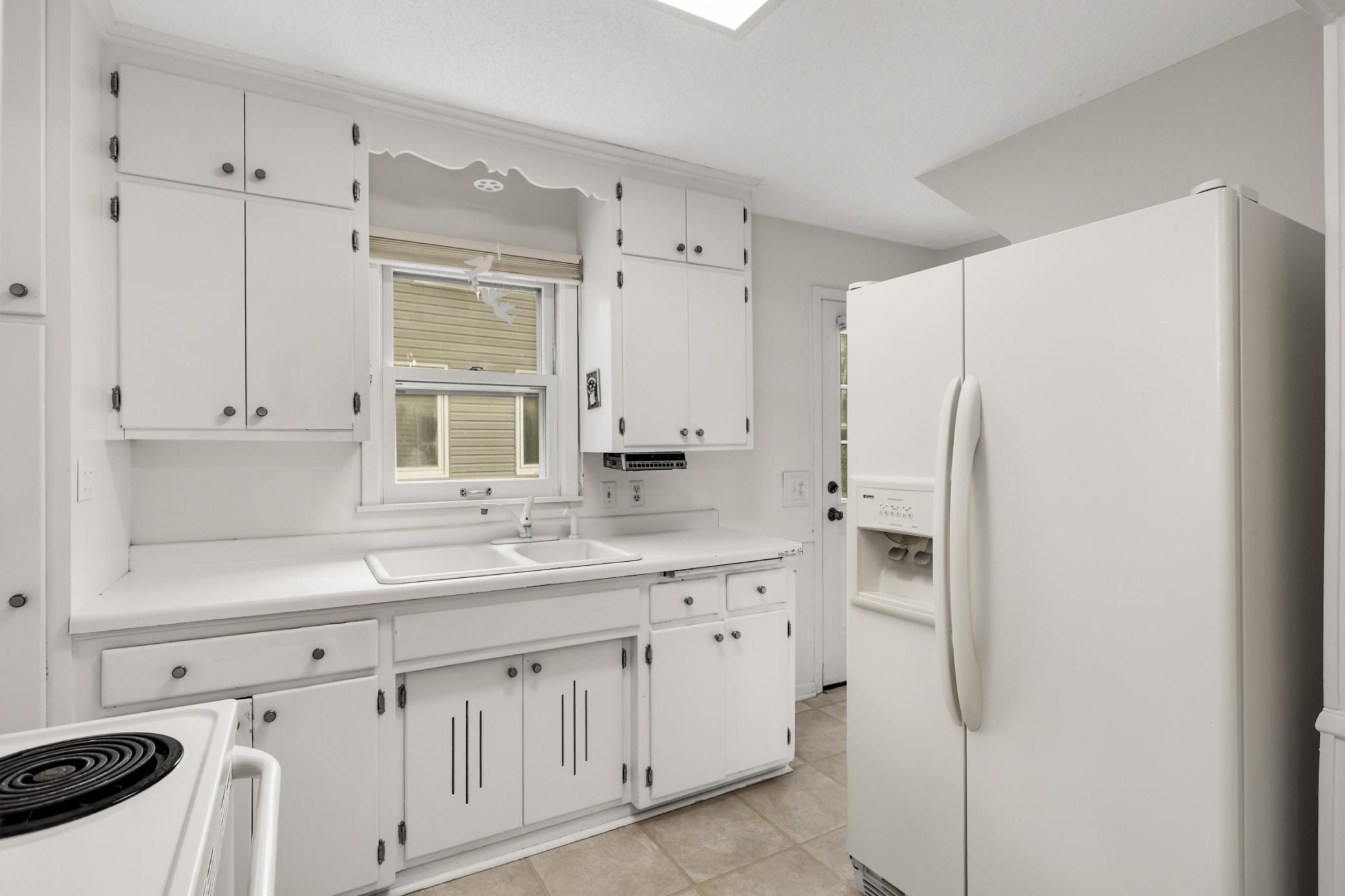 8 Kitchen.jpg