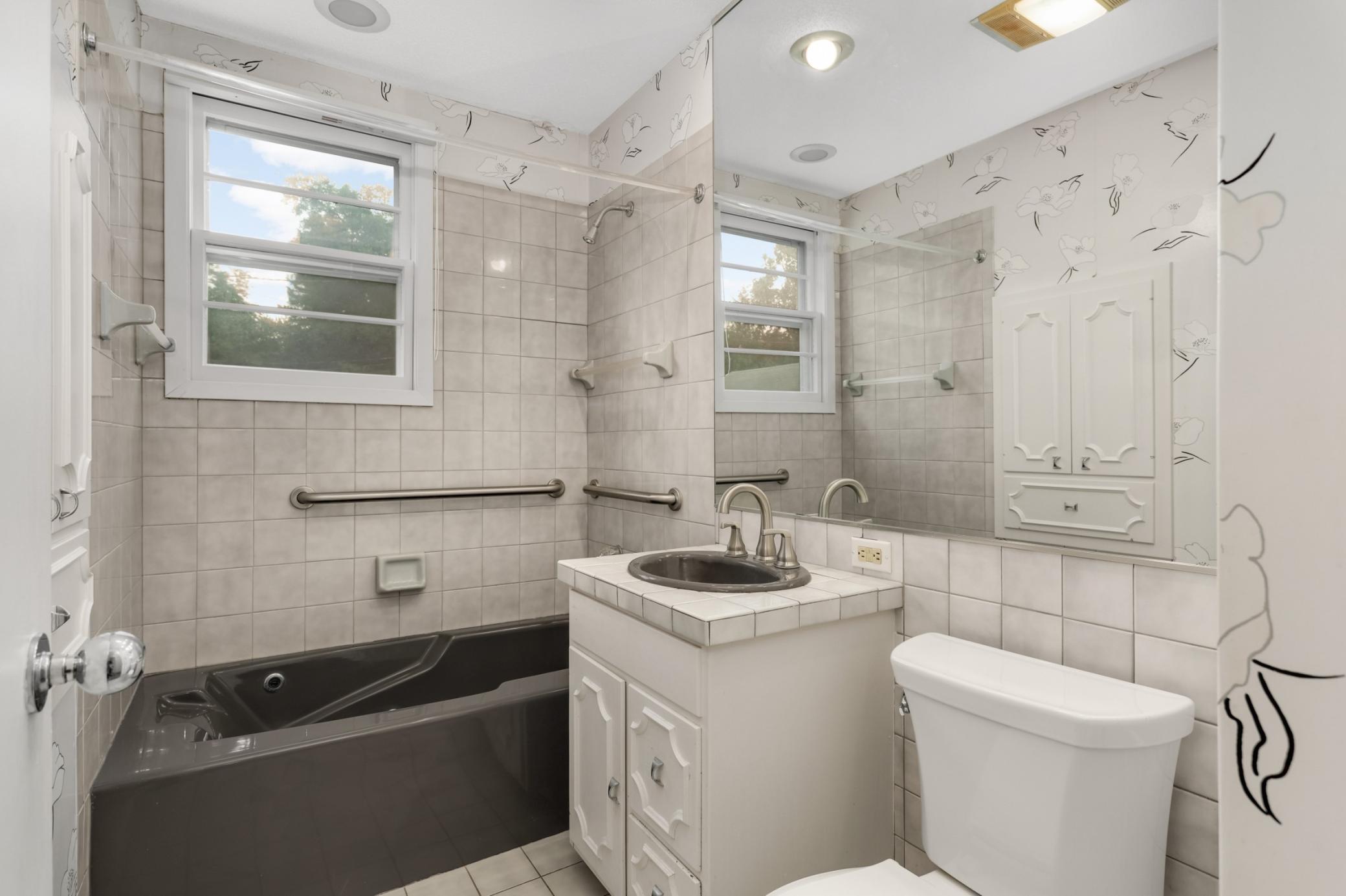 9 Main Bath.jpg