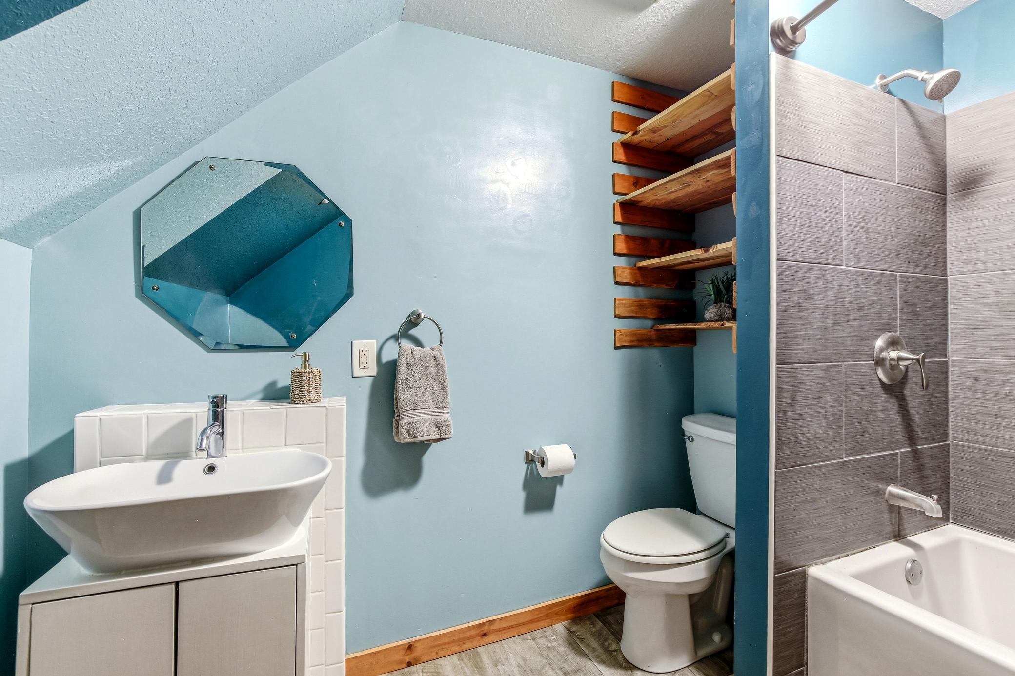 Upstairs full Bathroom