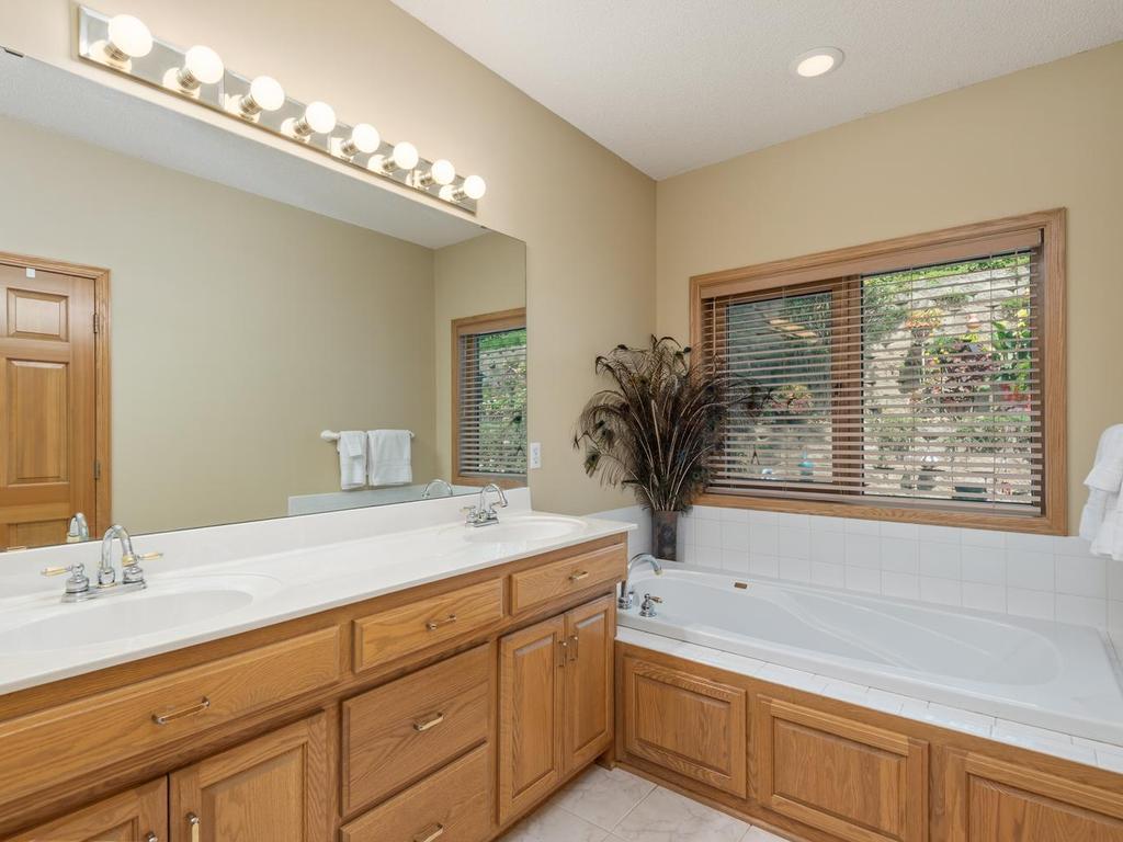 double sinks and tub.jpg