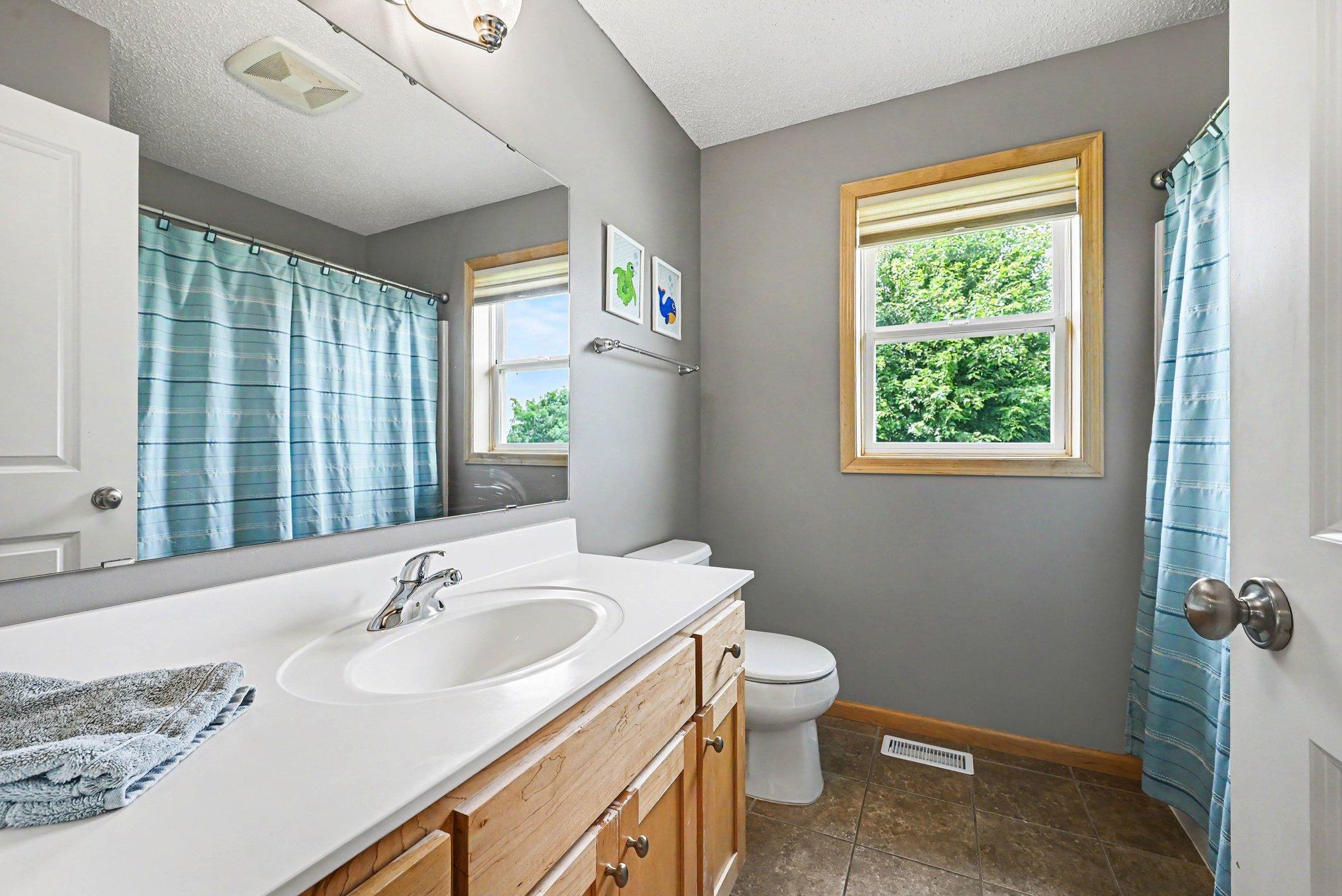 Full bath serving the upper-level bedrooms