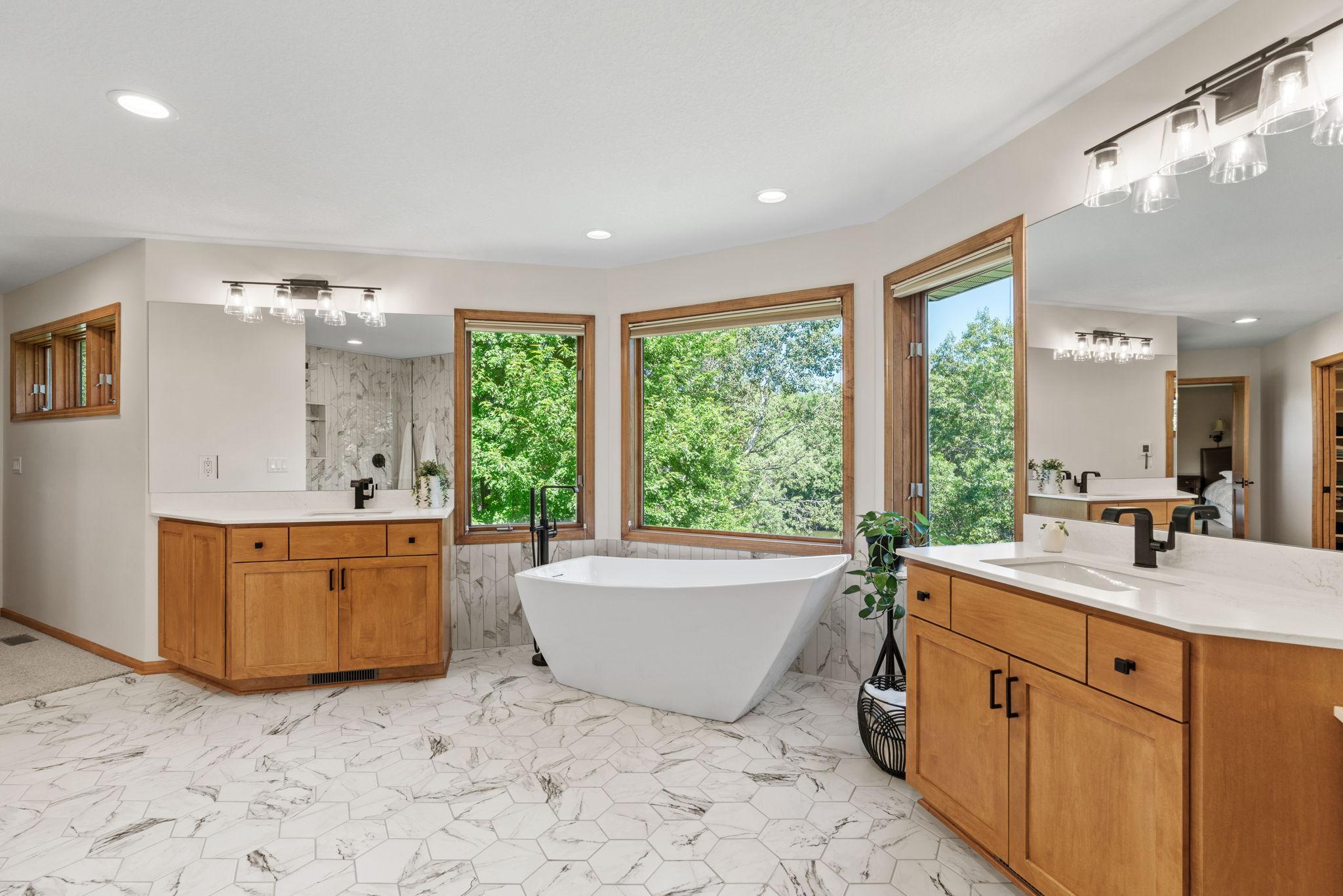 Free standing tub.