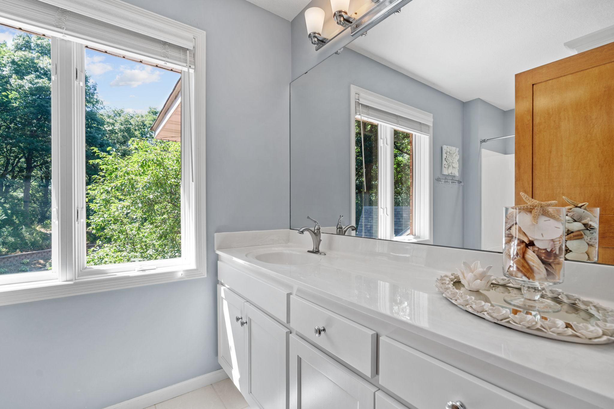 Upper level full bath.