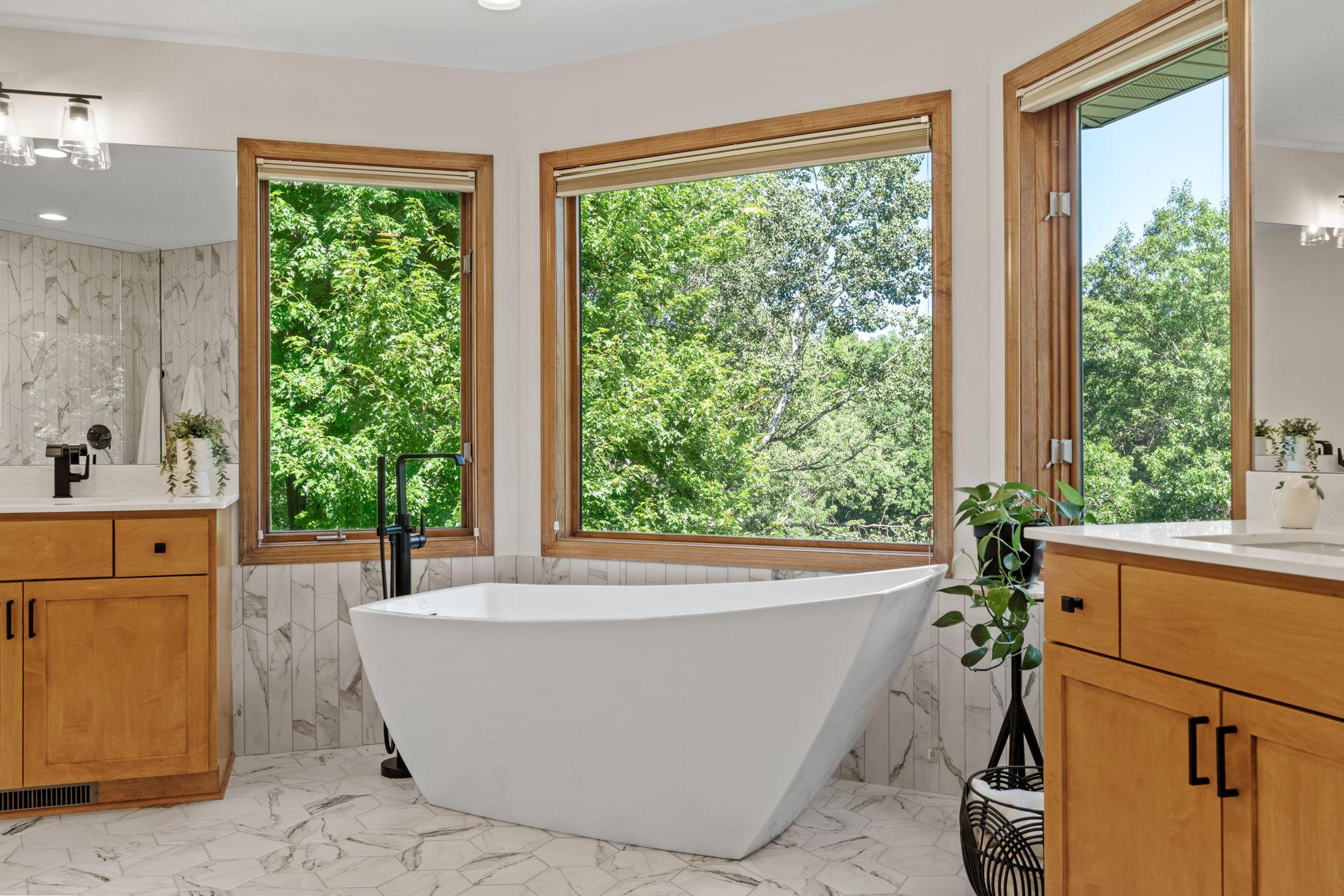 Free standing tub with sprayer.