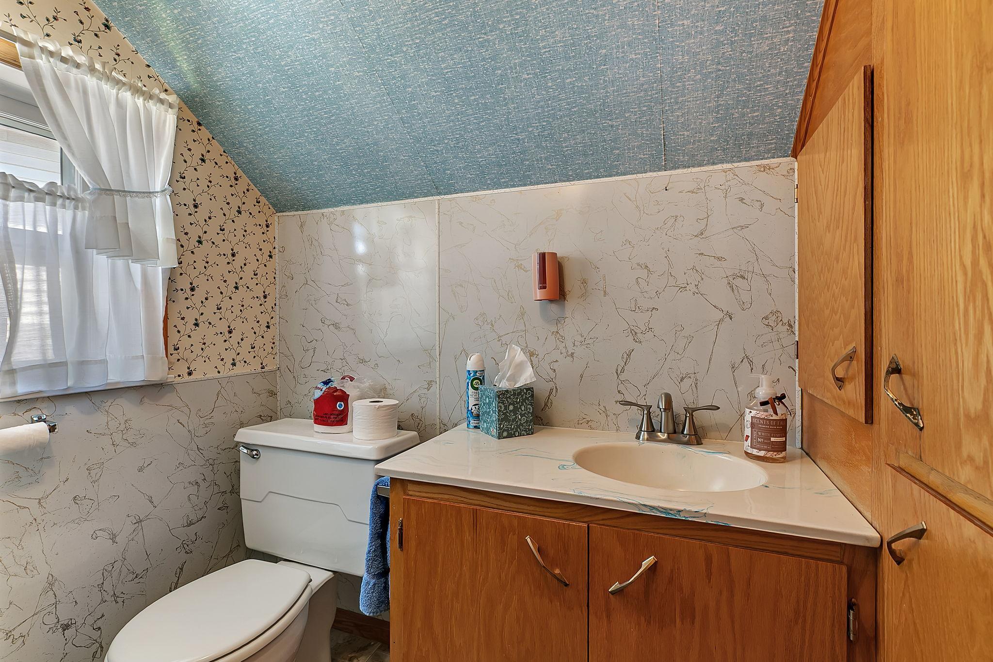 upstairs 1/2 bath