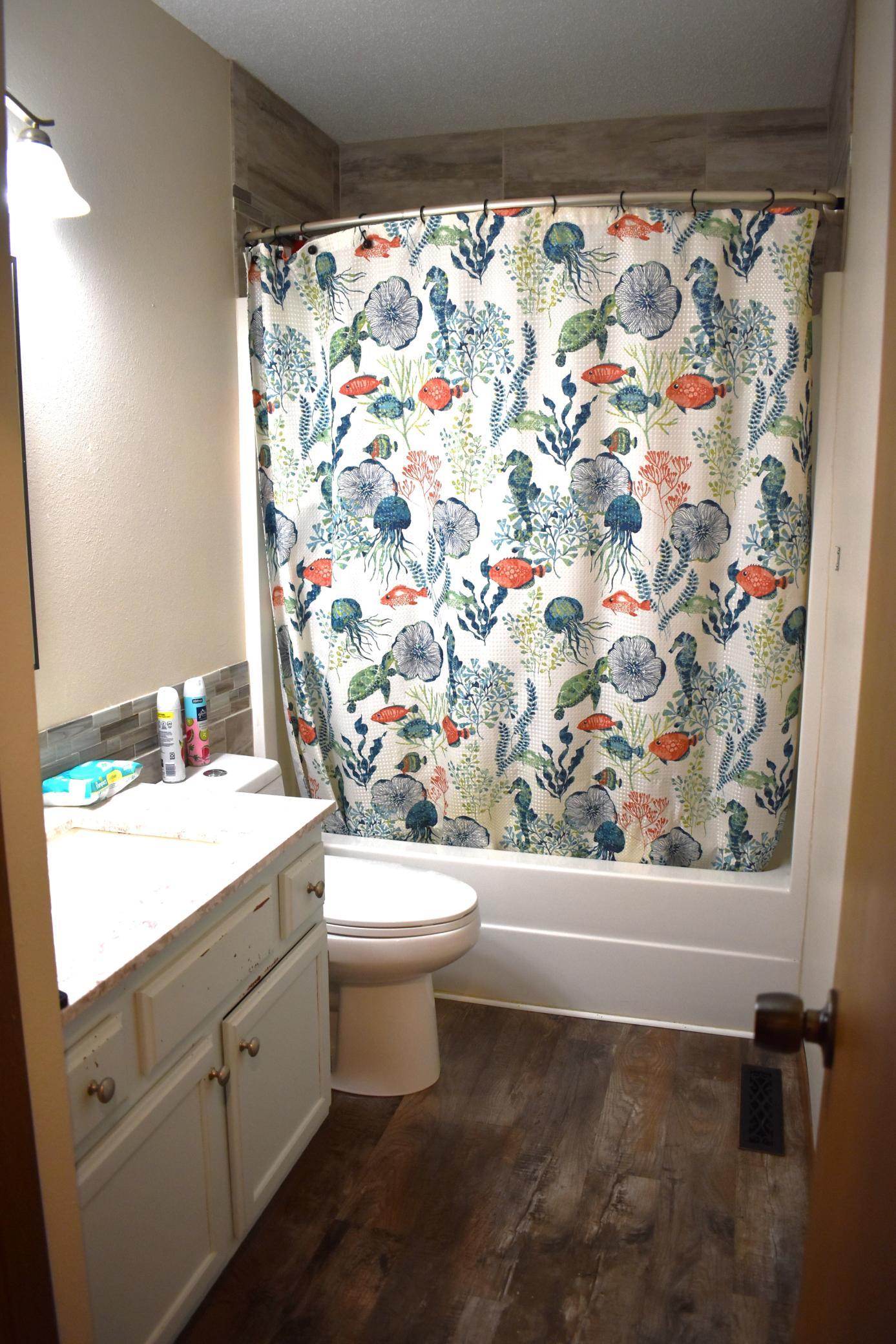 Main floor bath.JPG