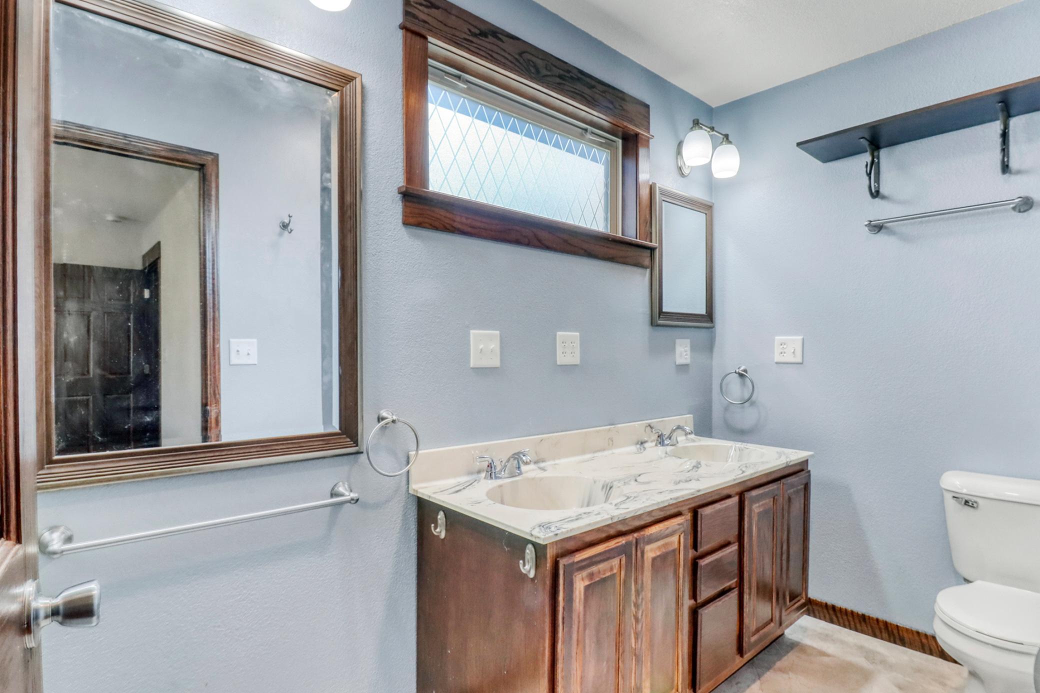 Primary Bathroom1_1 (4).JPG