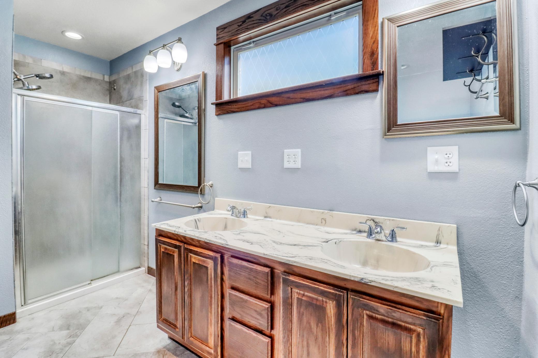 Primary Bathroom1_2 (2).JPG