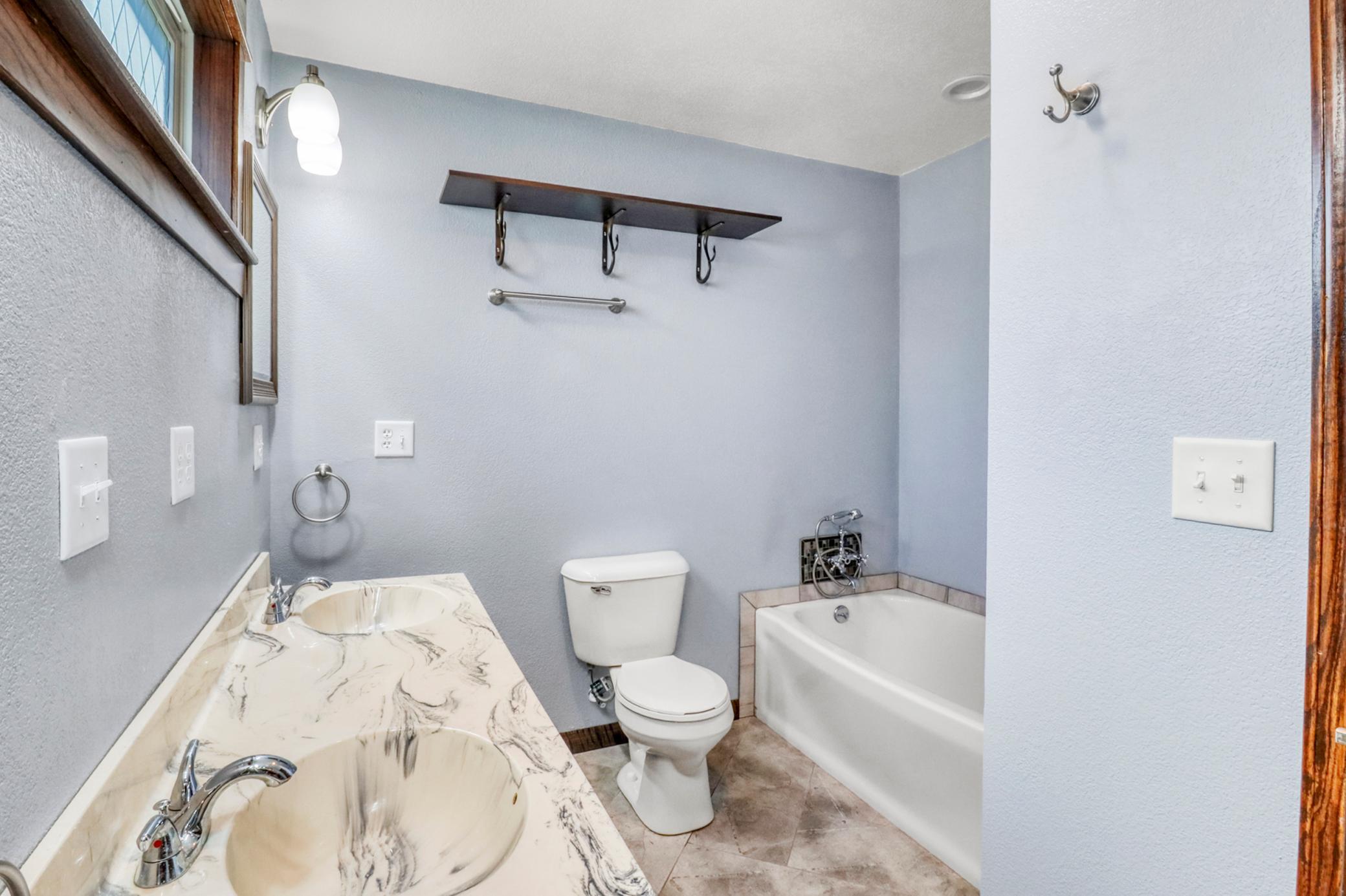 Primary Bathroom1_3.JPG