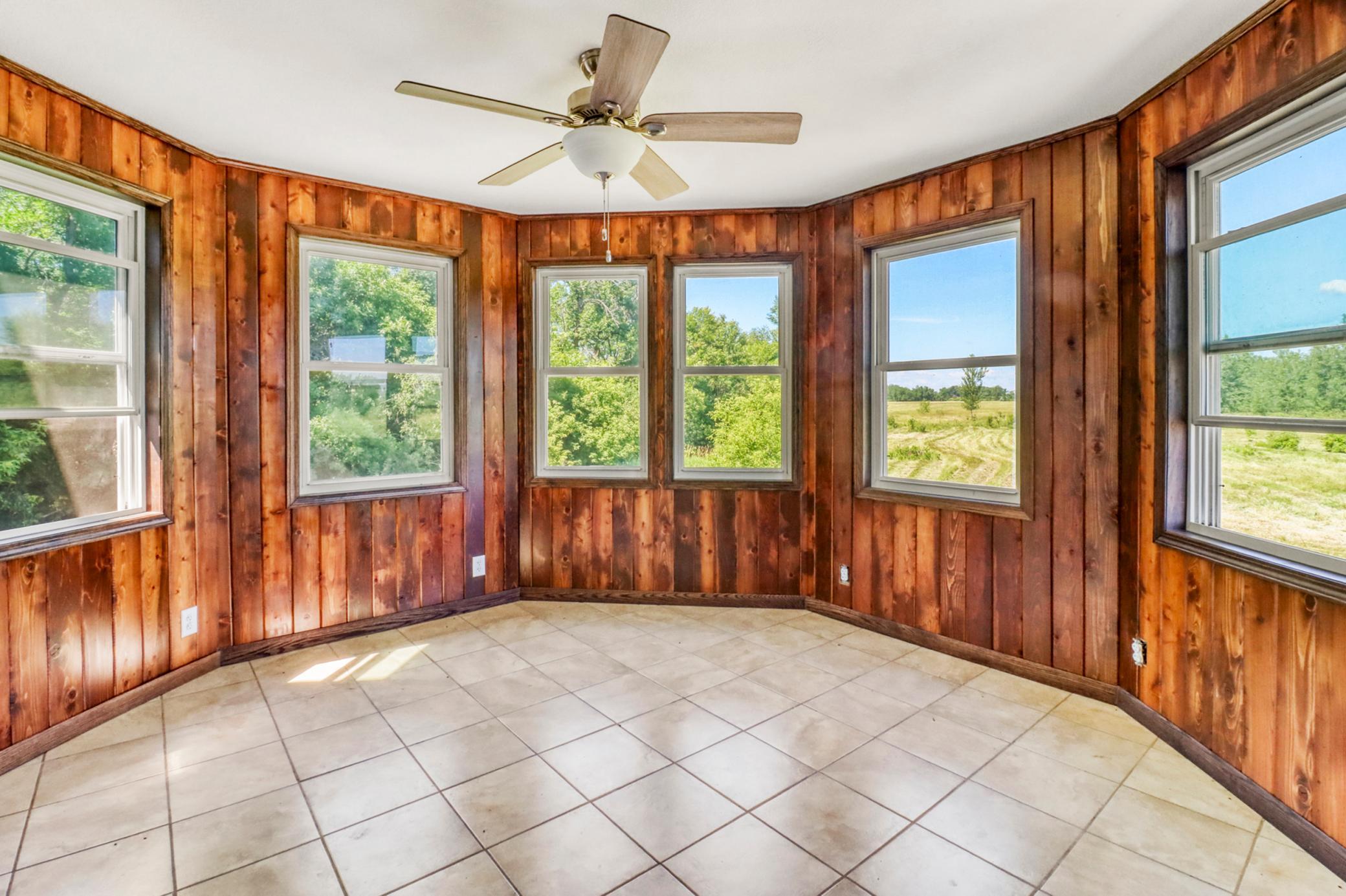 Sunroom1_0.JPG