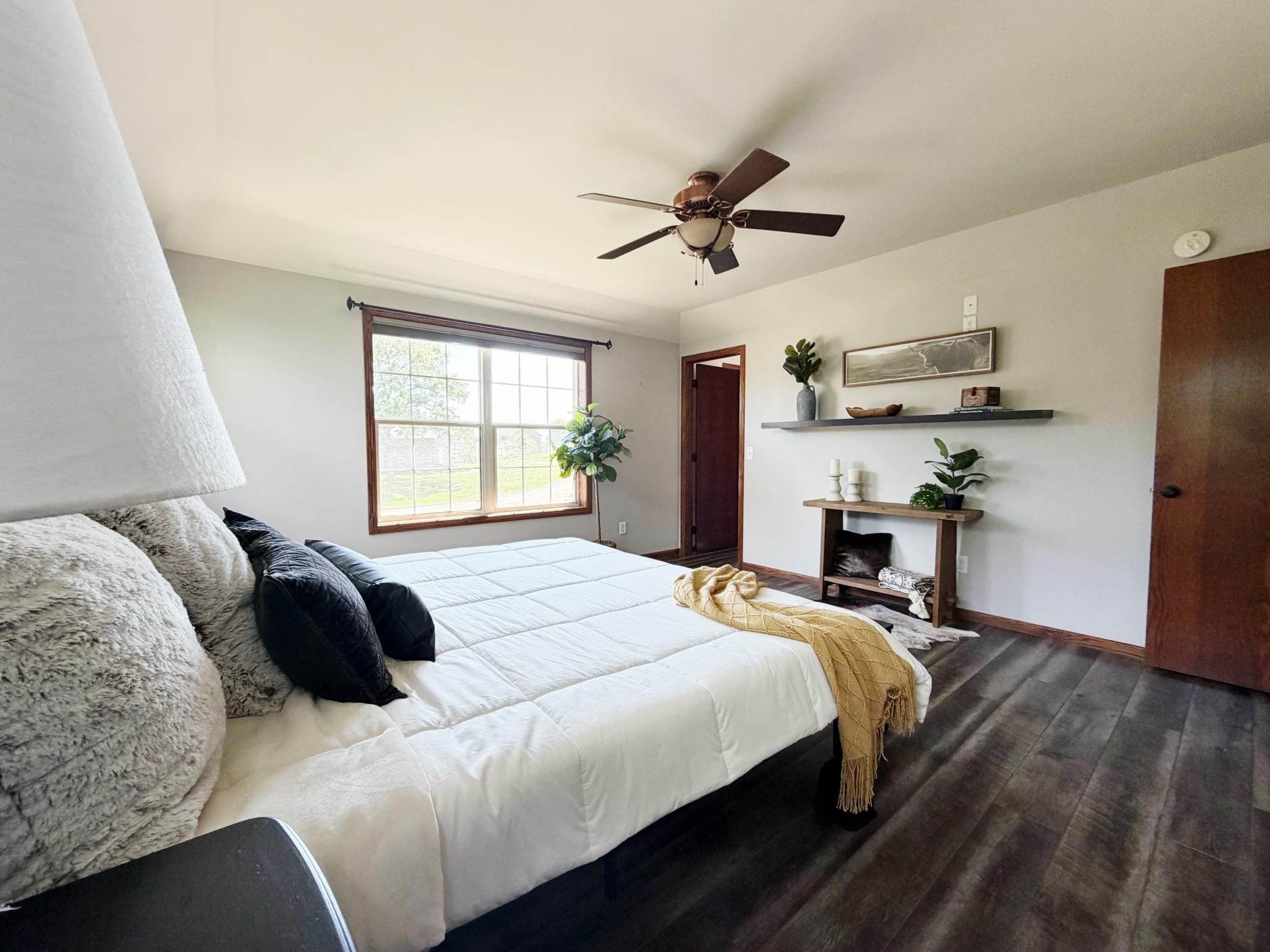 Relaxing main bedroom