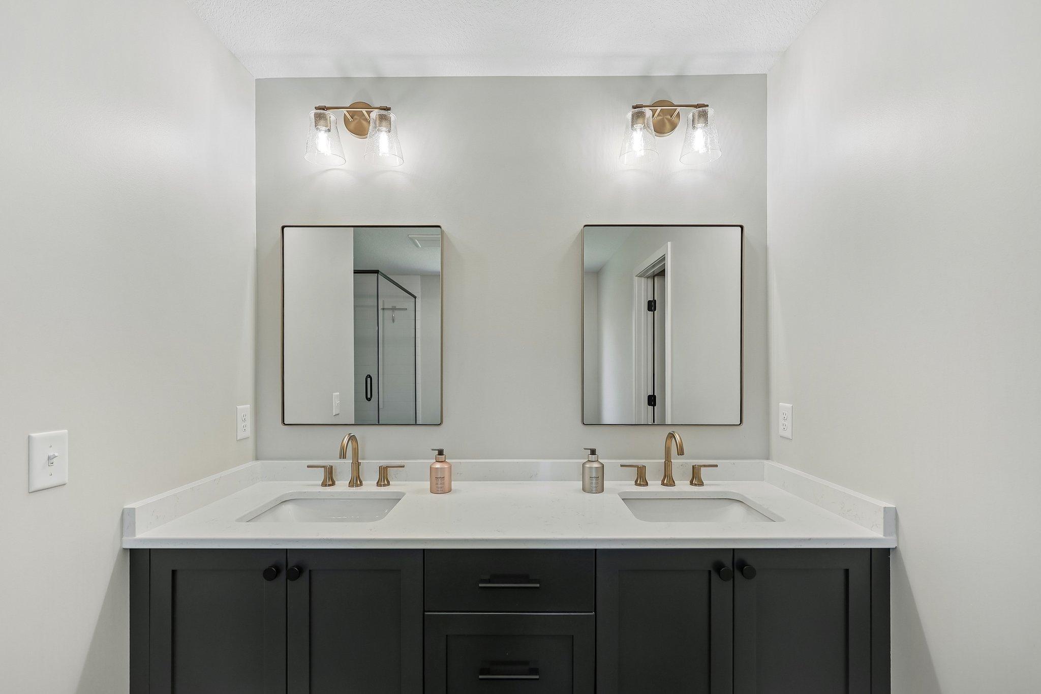 34-web-or-mls-Tessier Ct-S1007-032.jpg
