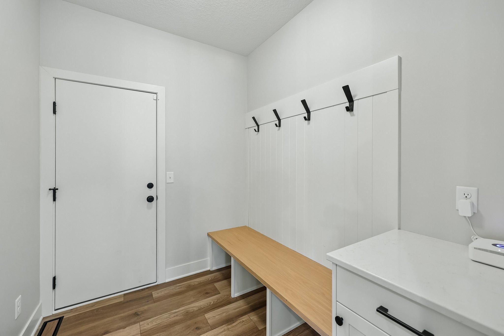 45-web-or-mls-Tessier Ct-S1007-043.jpg