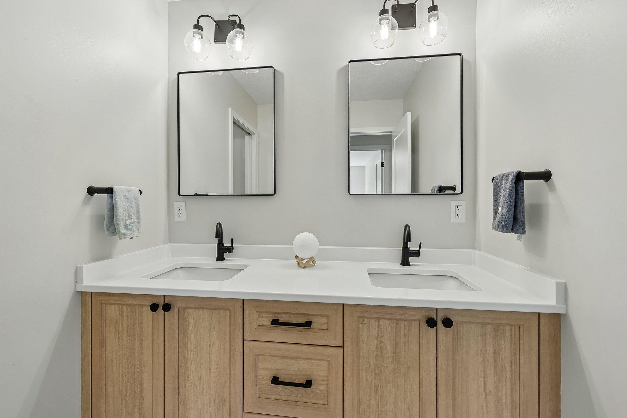 24-web-or-mls-Tessier Ct-S1007-022.jpg