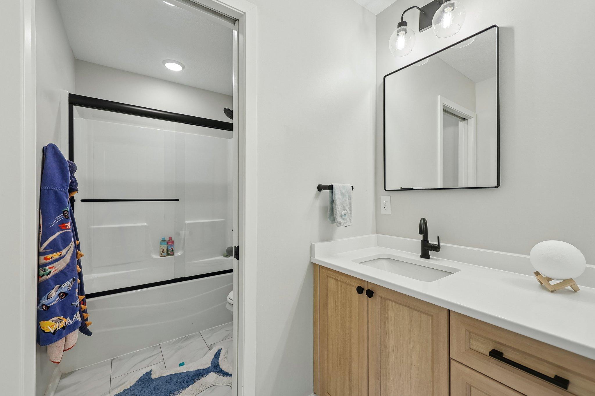 25-web-or-mls-Tessier Ct-S1007-023.jpg