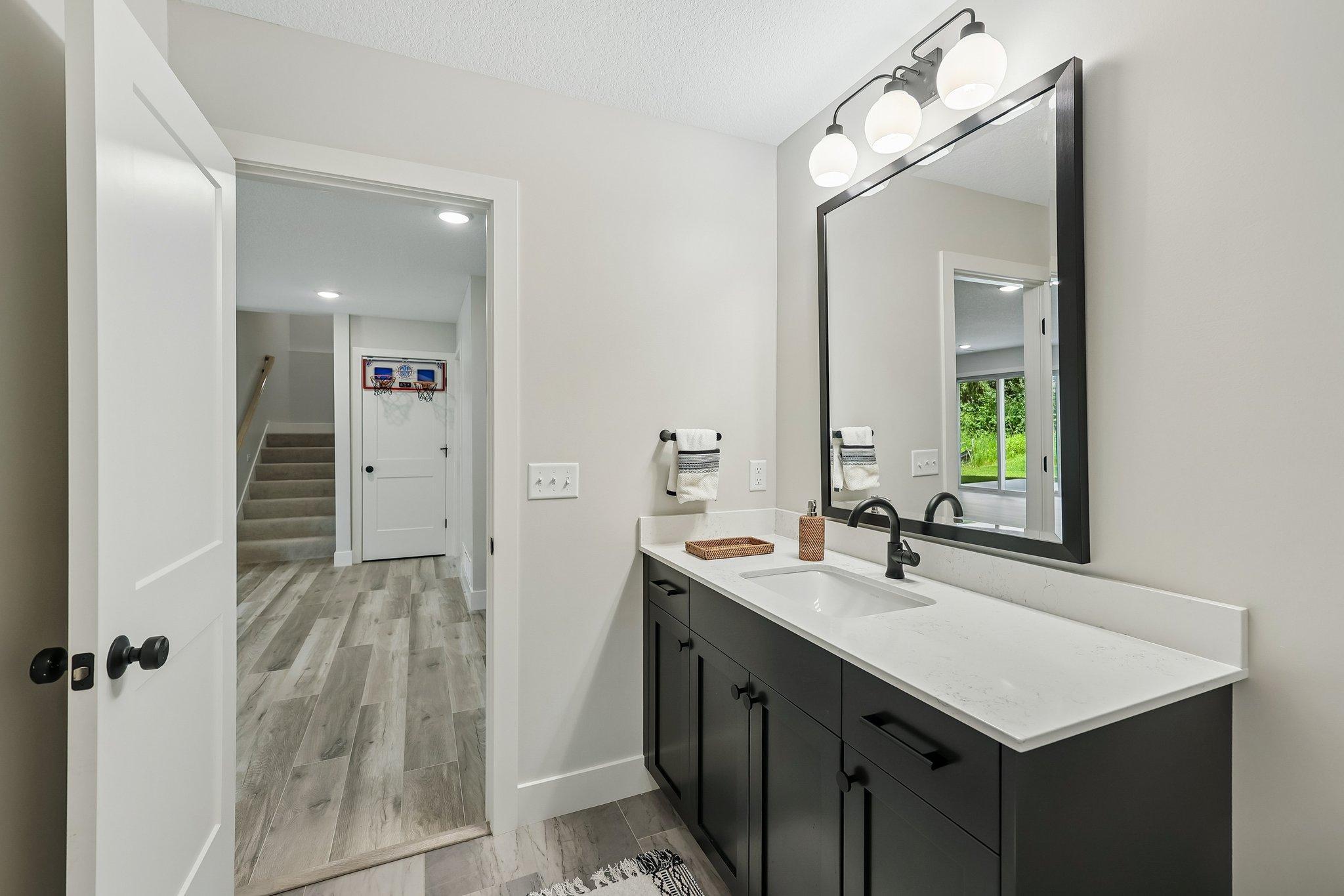 48-web-or-mls-Tessier Ct-S1007-046.jpg
