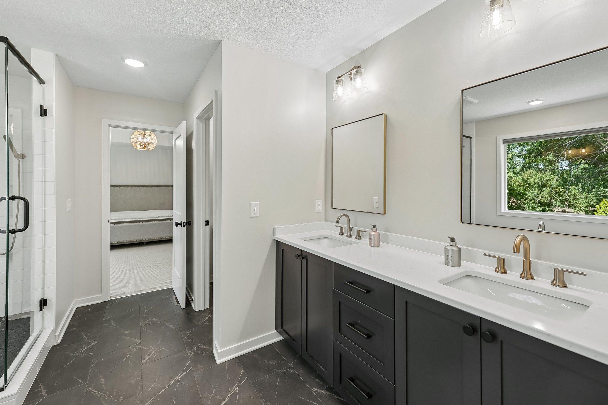 37-web-or-mls-Tessier Ct-S1007-035.jpg