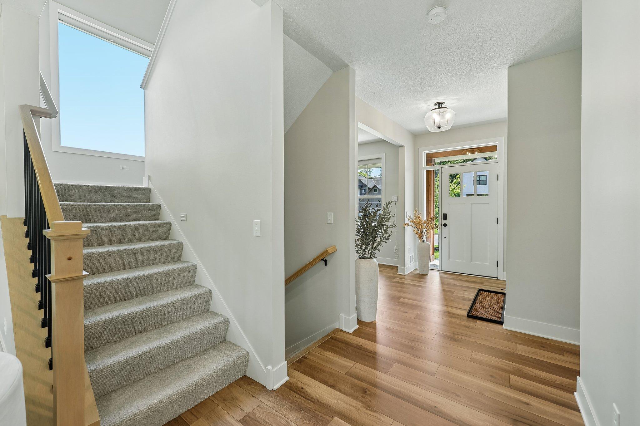 44-web-or-mls-Tessier Ct-S1007-042.jpg