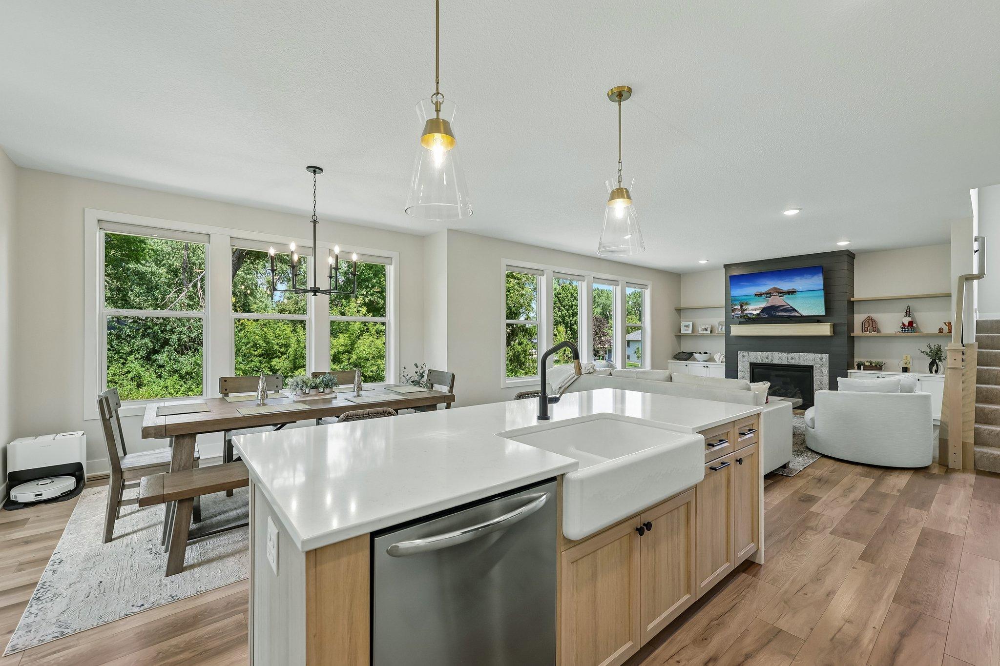 17-web-or-mls-Tessier Ct-S1007-015.jpg