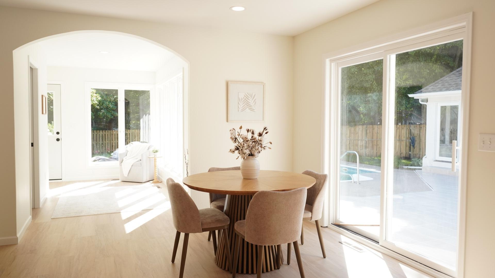 The eat-in kitchen area, adjacent to the kitchen island, is filled with light and has direct access to the pool area thanks to a sliding door.