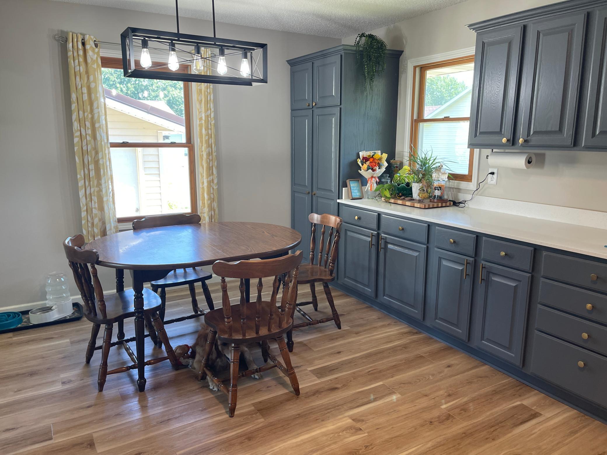 EATING AREA IN KITCHEN