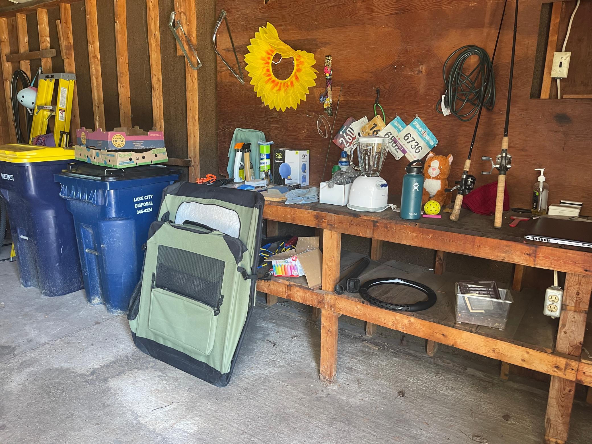 GARAGE LARGE WORK AREA