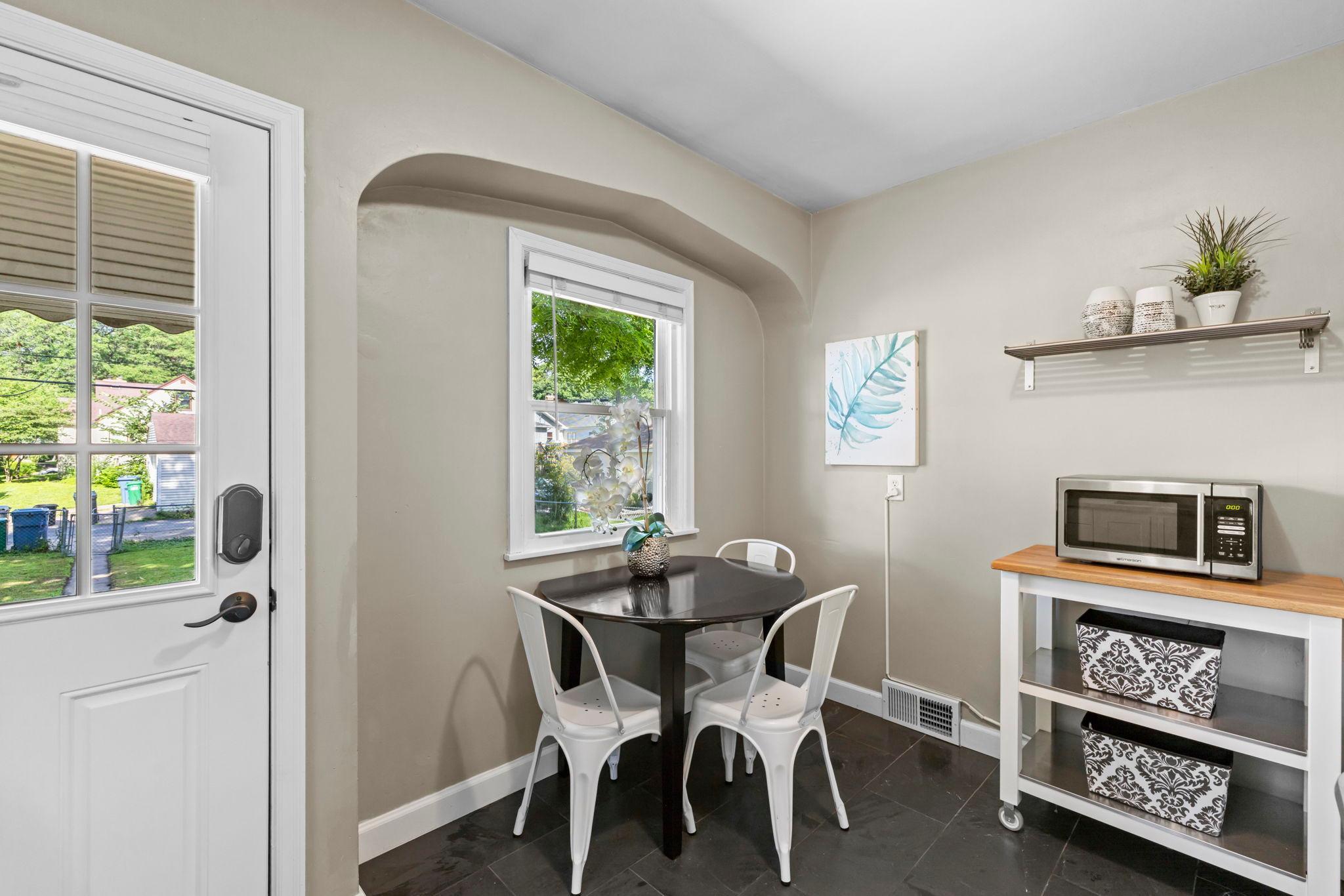Easily accommodate a 6-person table by moving the cart