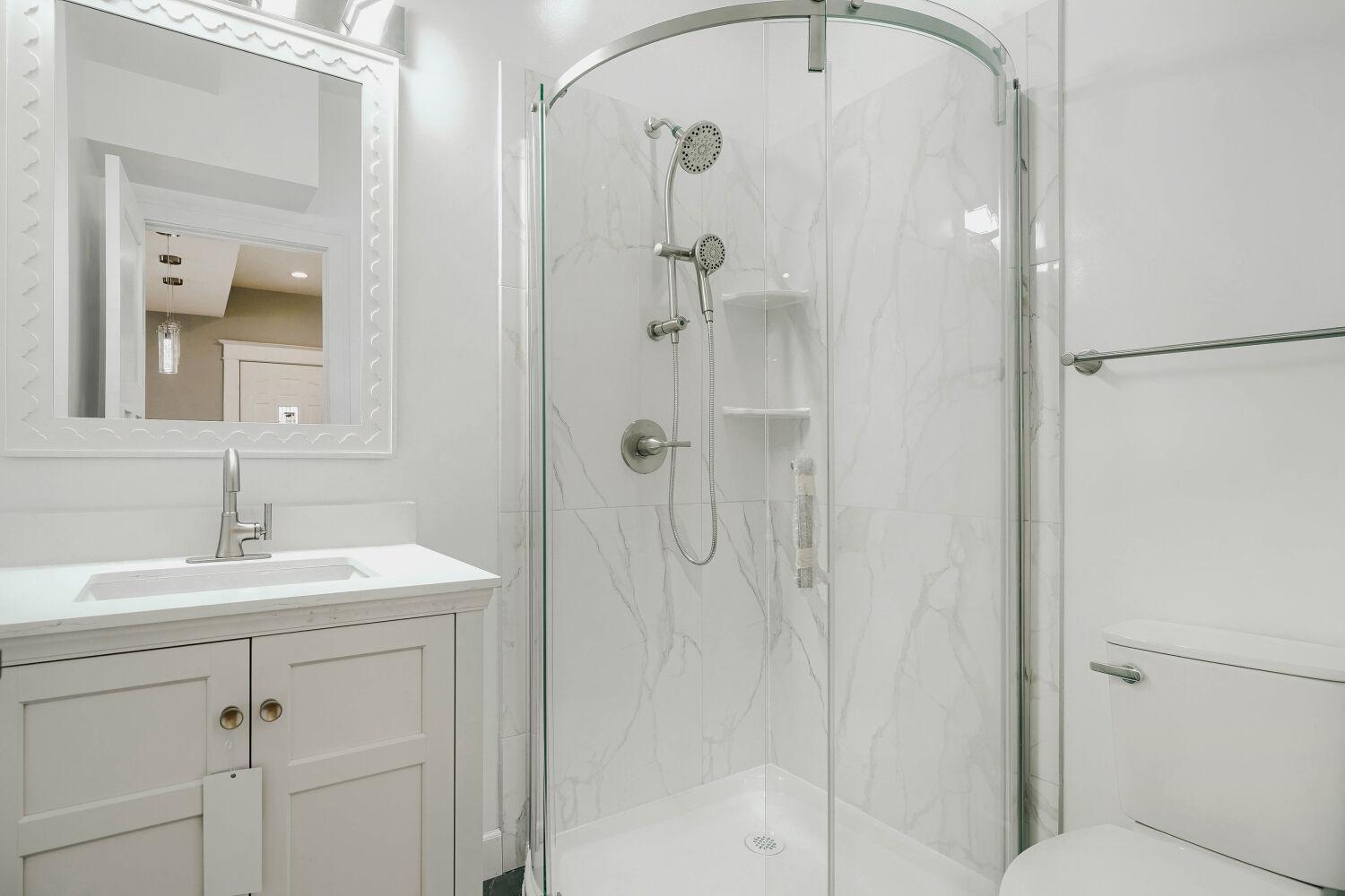 2615 Columbus Ave S - Web Quality - 026 - 26 Bathroom.jpg