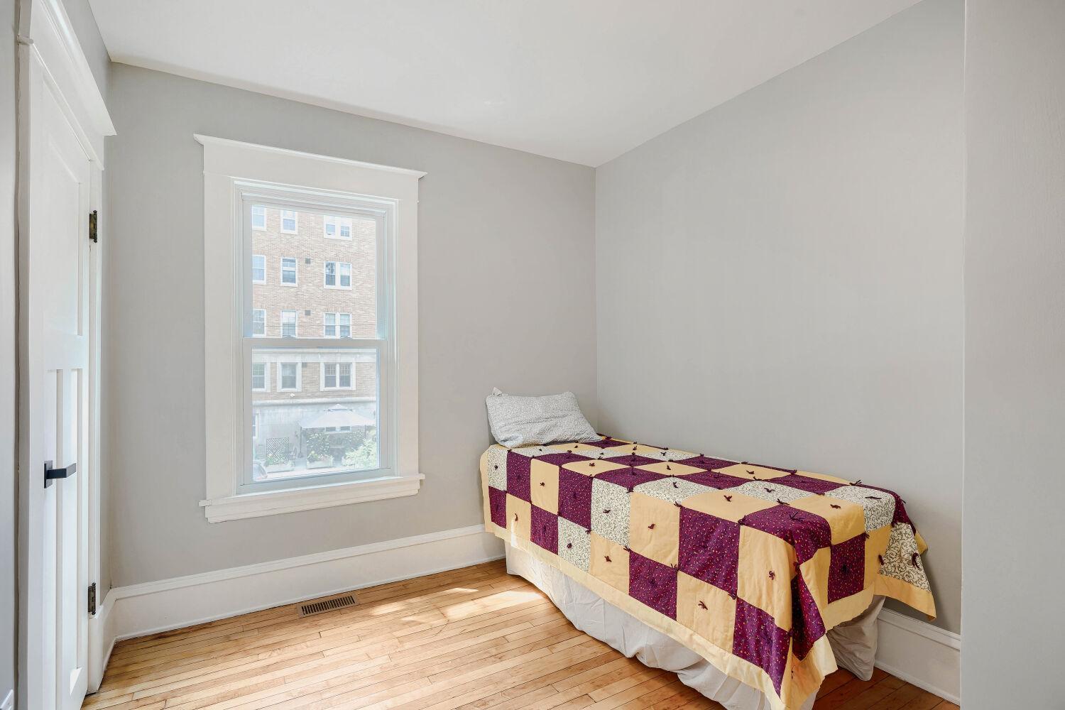 2615 Columbus Ave S - Web Quality - 018 - 18 Bedroom.jpg
