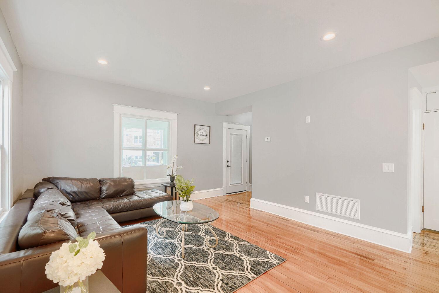 2615 Columbus Ave S - Web Quality - 005 - 05 Living Room.jpg
