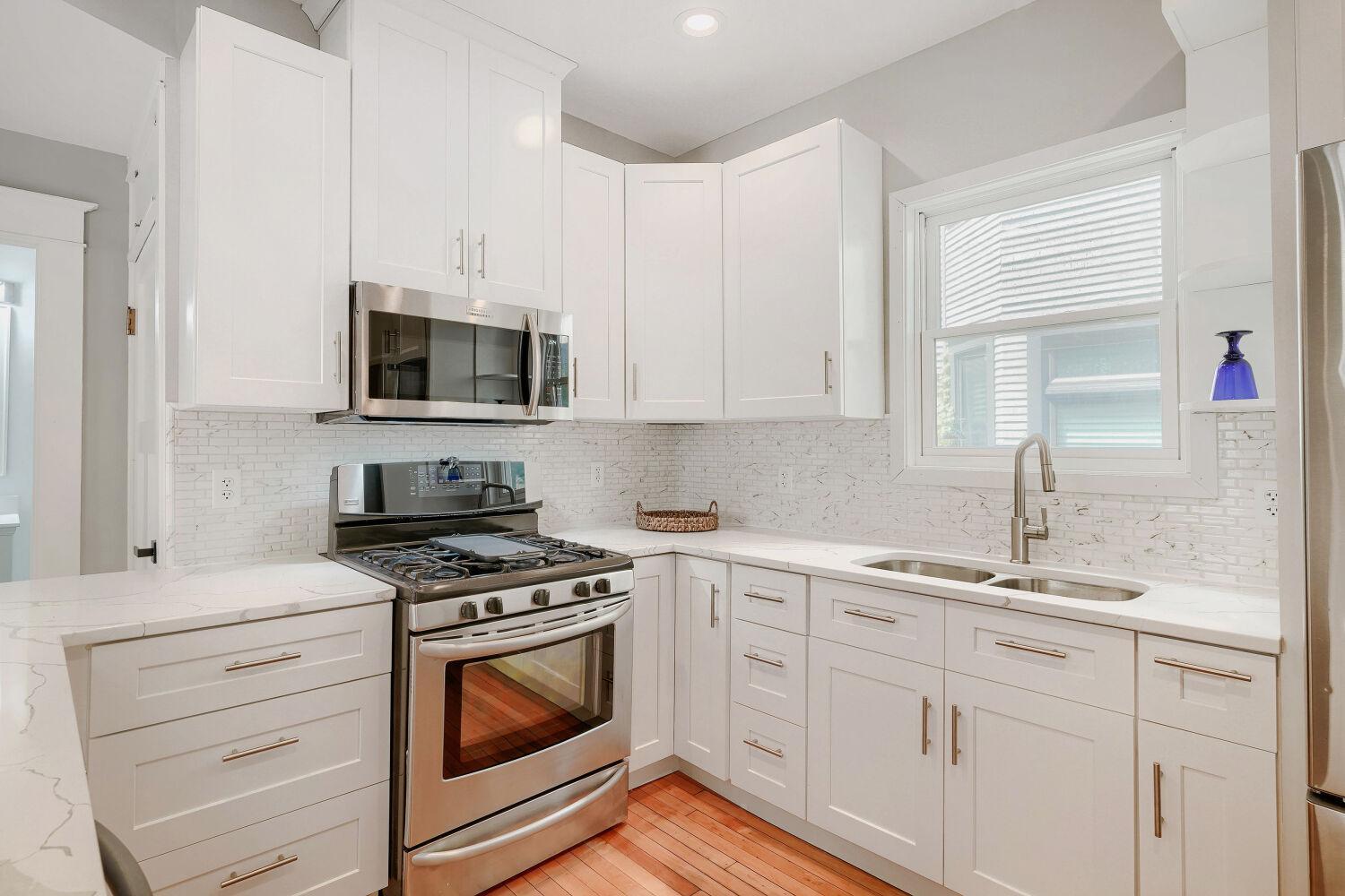 2615 Columbus Ave S - Web Quality - 008 - 08 Kitchen.jpg