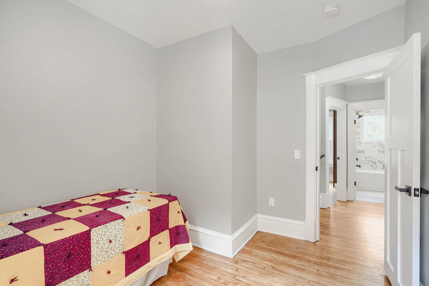 2615 Columbus Ave S - Web Quality - 019 - 19 Bedroom.jpg