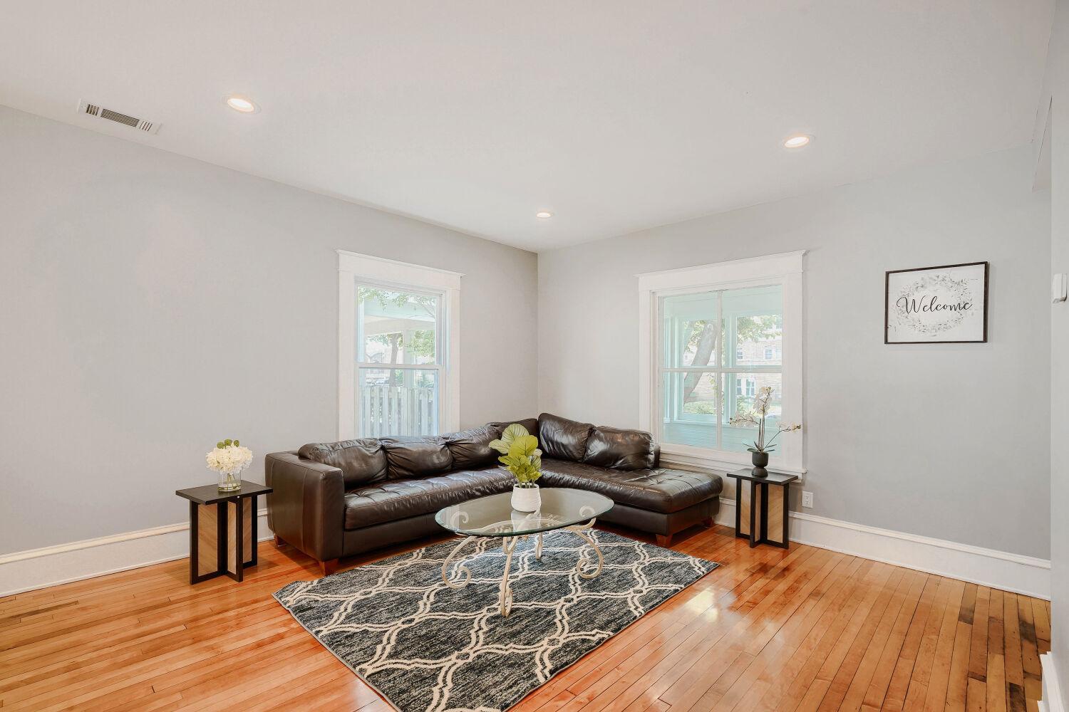 2615 Columbus Ave S - Web Quality - 004 - 04 Living Room.jpg