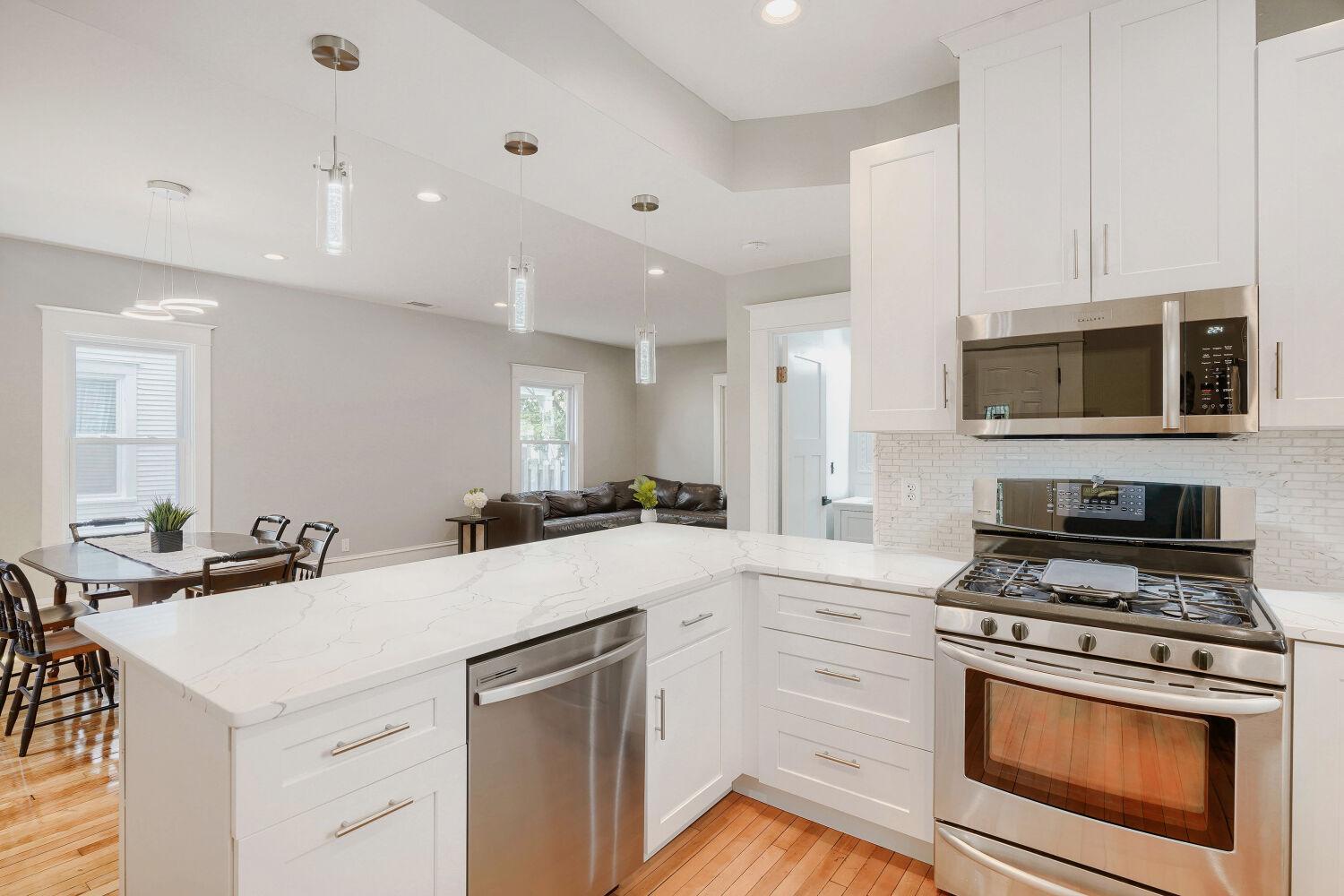 2615 Columbus Ave S - Web Quality - 009 - 09 Kitchen.jpg