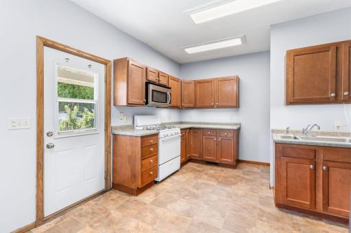 8-web-or-mls-979 Victoria St N, St Paul-23.jpg