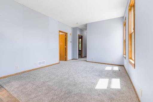 4-web-or-mls-979 Victoria St N, St Paul-19.jpg