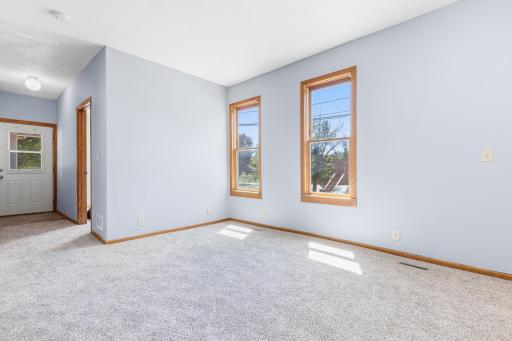 5-web-or-mls-979 Victoria St N, St Paul-20.jpg