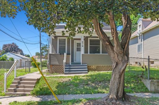 2-web-or-mls-979 Victoria St N, St Paul-7.jpg