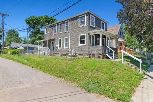 3-web-or-mls-979 Victoria St N, St Paul-5.jpg